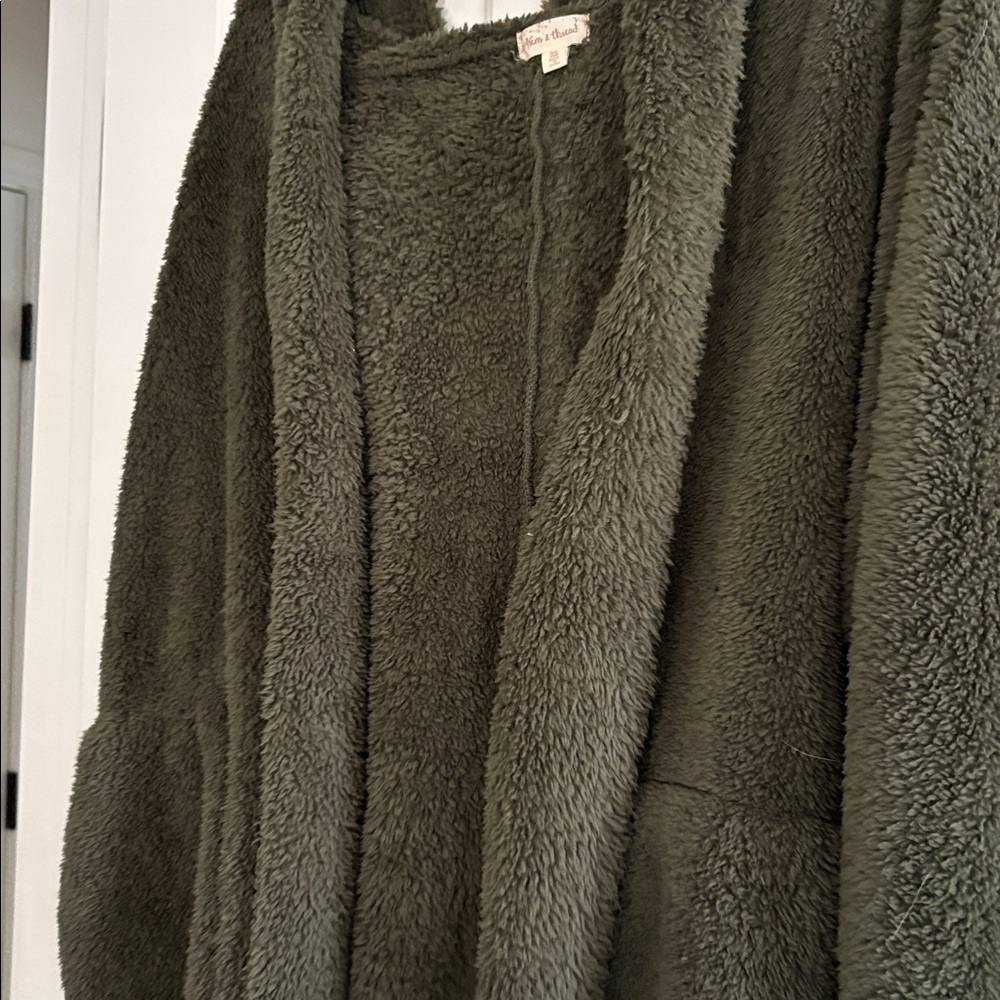 Excellent condition Hem & Thread Green Fleece Jacket for Sale! - Picture 3 of 4